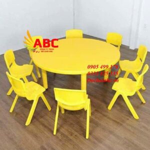 Bàn có hình tròn nên các bé có thể giao lưu, học tập, vui chơi cùng nhau