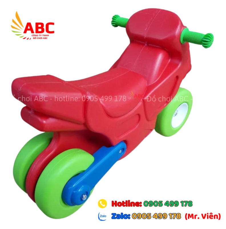 Với thiết kế nhỏ gọn, ghế ngồi rộng rãi, có tựa lưng cao đảm bảo bé luôn thoải mái