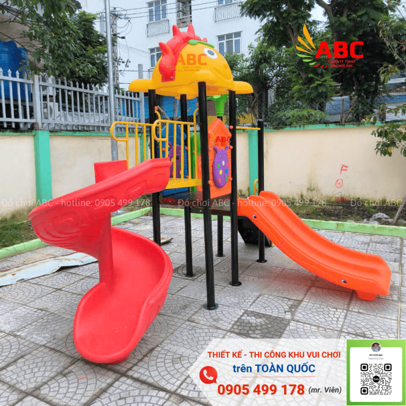 Cầu trượt liên hoàn làm từ nhựa LLDPE ngoài trời bền chắc, kết hợp cùng khung sắt kiên cố đảm bảo an toàn cho trẻ nhỏ